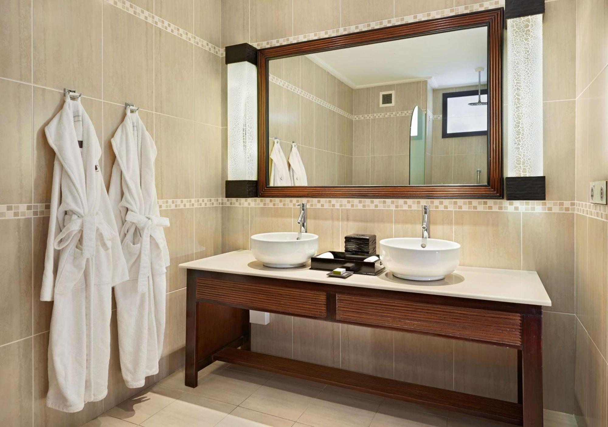 Doubletree By Hilton Seychelles Allamanda Resort & Spa Takamaka Dış mekan fotoğraf